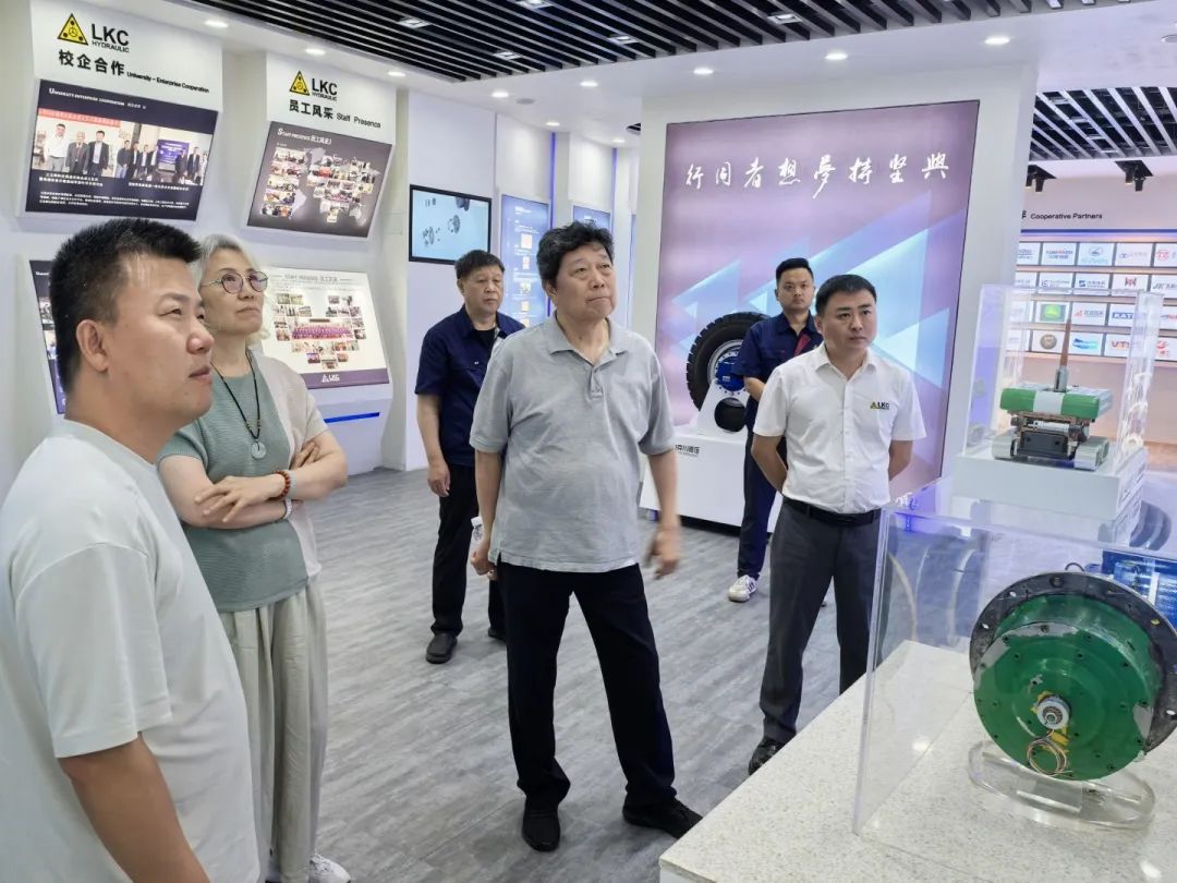 中國液壓氣動(dòng)密封件工業(yè)協(xié)會(huì)理事長杜旭東一行蒞臨我公司參觀指導(dǎo)1.jpg